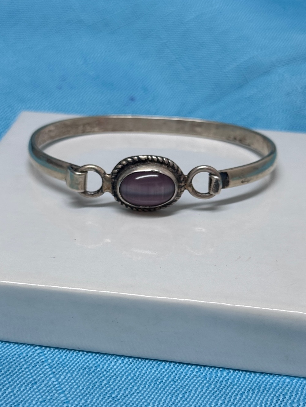 Vintage .925 bangle bracelet. Central bezel-set oval pink/purple Cats Eye Gem